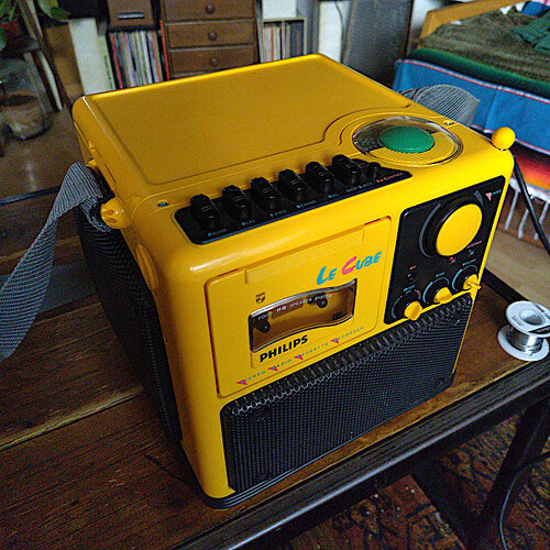 philips-yellow-le-cube-cassette-player
